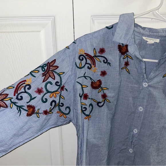 Floral embroidered button down - Picture 2 of 4